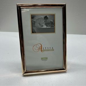 Vintage Alyssa Gold Tone Metal 4”x6” Photo Picture Frame